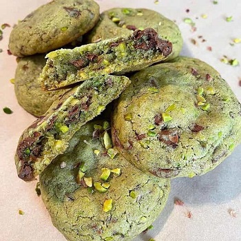 Christmas holiday is the best time to eat pistachio cookies and enjoy your vacation